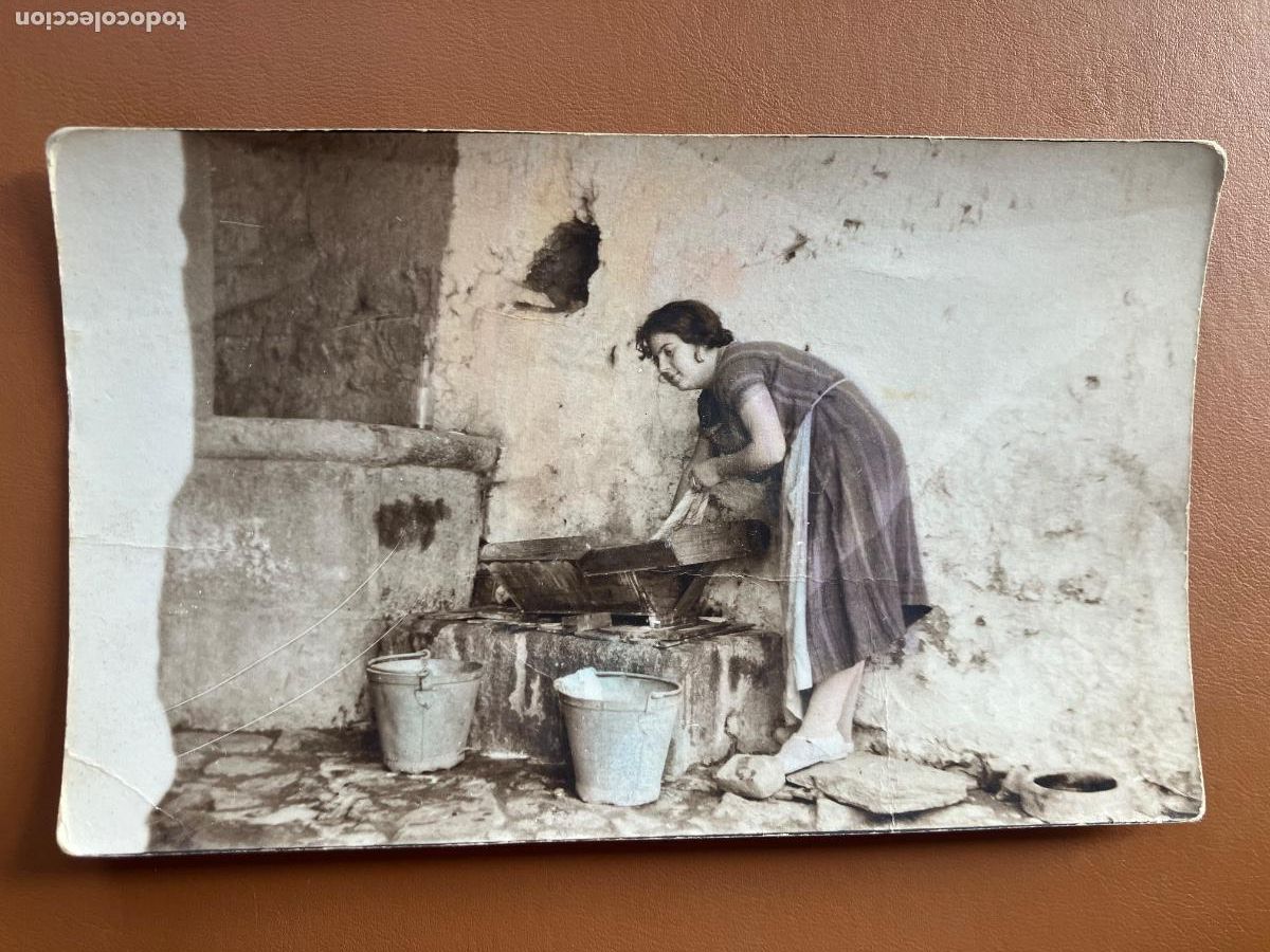 Postales: POSTAL FOTOGR&Aacute;FICA. MUJER LAVANDO ZONA DE EXTREMADURA.C.1928