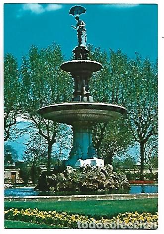 Postales: &rdquo; LA DAMA DEL PARAGUAS &rdquo;, PARQUE DE LA CIUDADELA.- BARCELONA