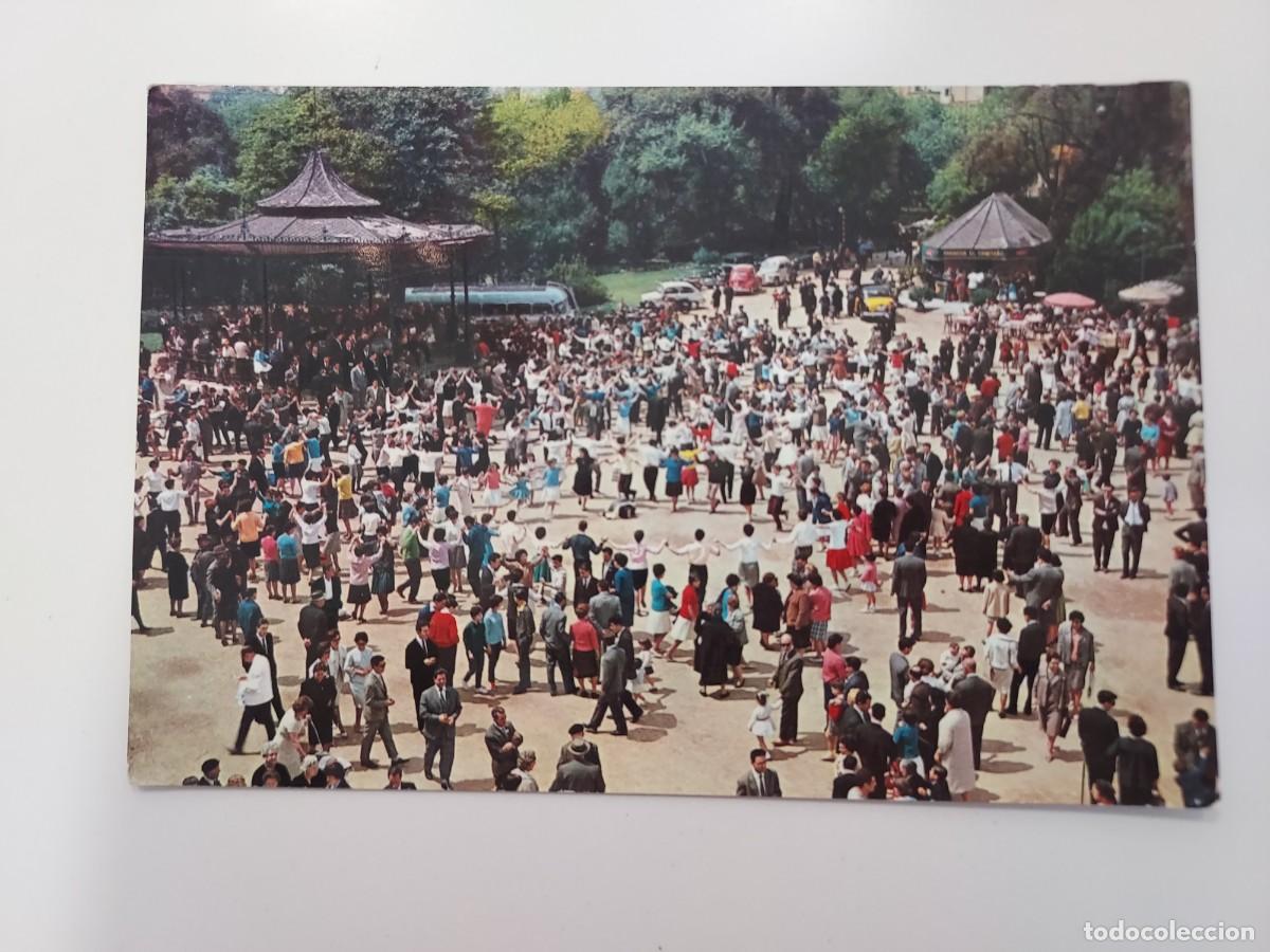 Postales: POSTAL BARCELONA PARQUE DE LA CIUDADELA BAILANDO SARDANAS. 1961. SIN CIRCULAR. 456 GARRABELLA