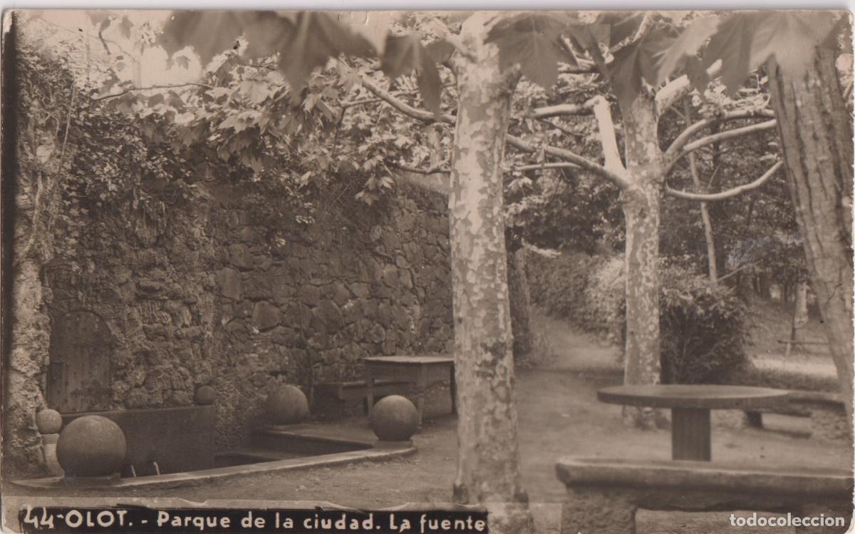 Postales: OLOT (GIRONA) PARQUE DE LA CIUDAD, LA FUENTE &ndash; CIRCULADA 1950