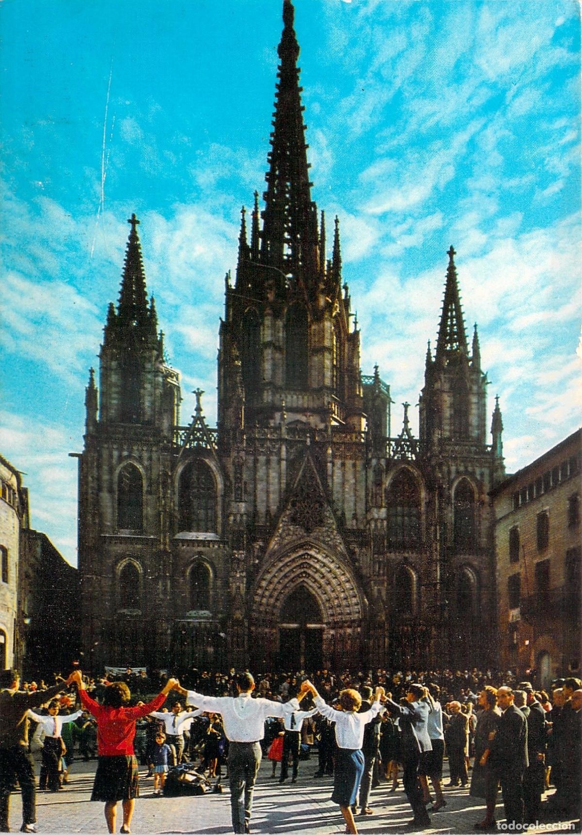 Postales: Postal de Barcelona con Catedral y baile de sardanas