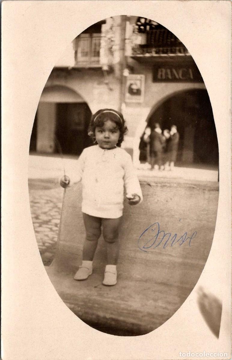 Postales: Banyoles - Preciosa ni&ntilde;a en la Plaza Mayor - Antigua Postal Fotogr&aacute;fica - Sin datos - 140x89mm
