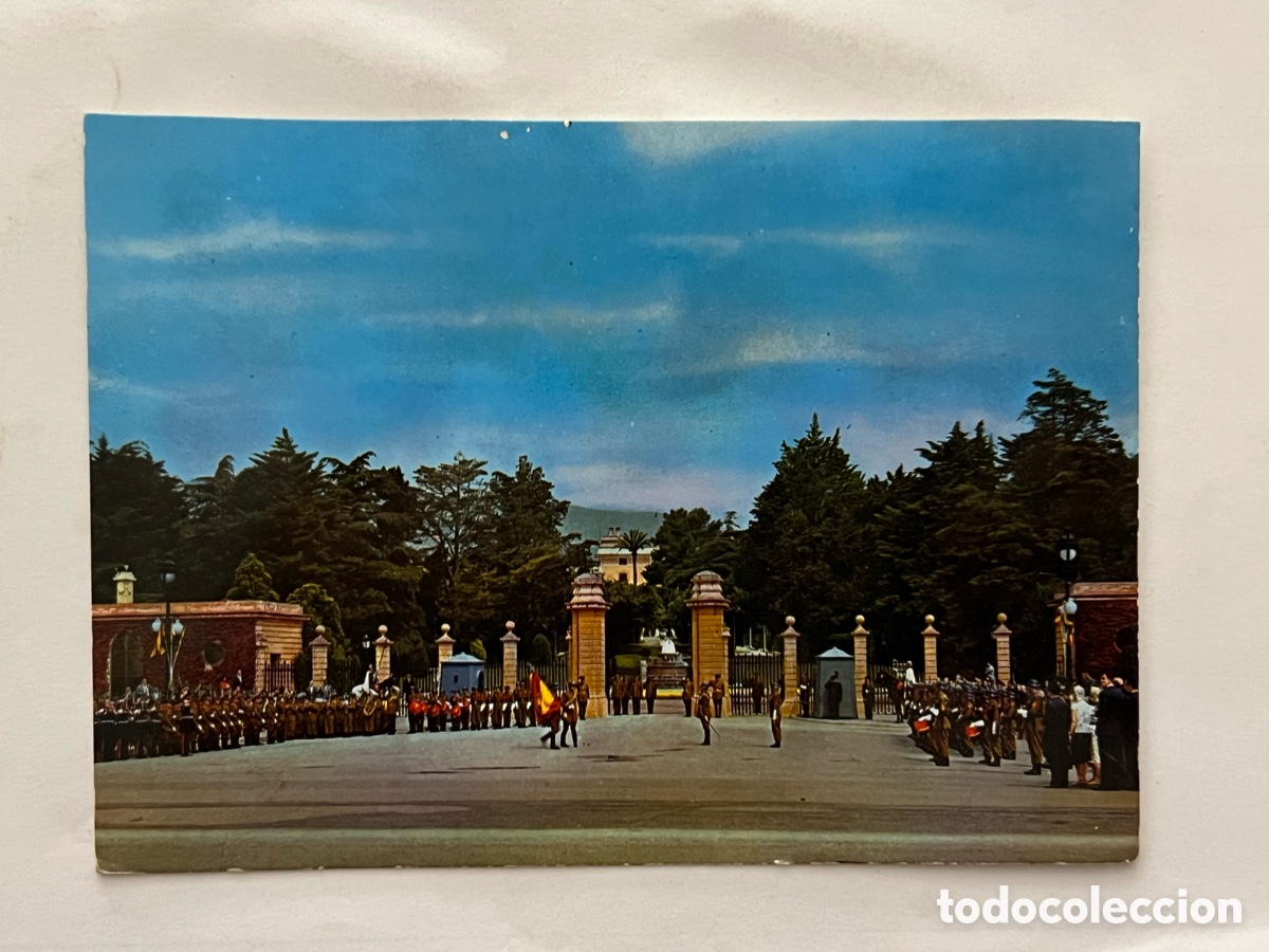 Cartoline: BARCELONA. Postal No.4, Palacio Real de Pedralbes. Relevo de la Guardia . Escudo de Oro
