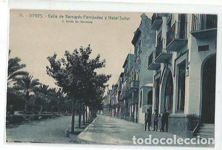 Postkarten: ANTIGUA POSTAL 11 SITGES CALLE DE BERNARDO FERNANDEZ Y HOTEL SUBUR L TOISIN
