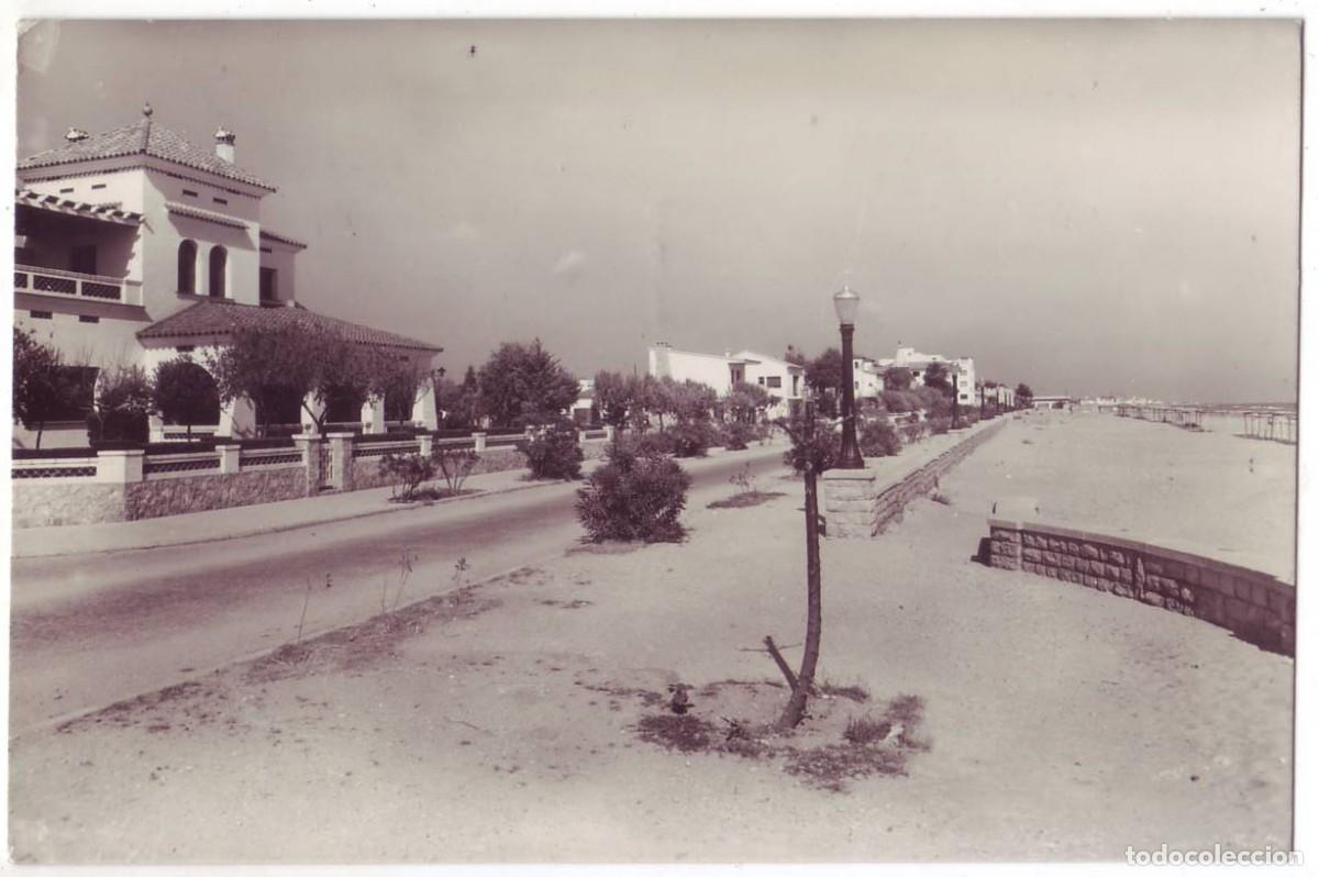 Postales: Comarruga - Vendrell (Tarragona): Paseo y Playa. Raymond. Circulada (A&ntilde;os 50-60)