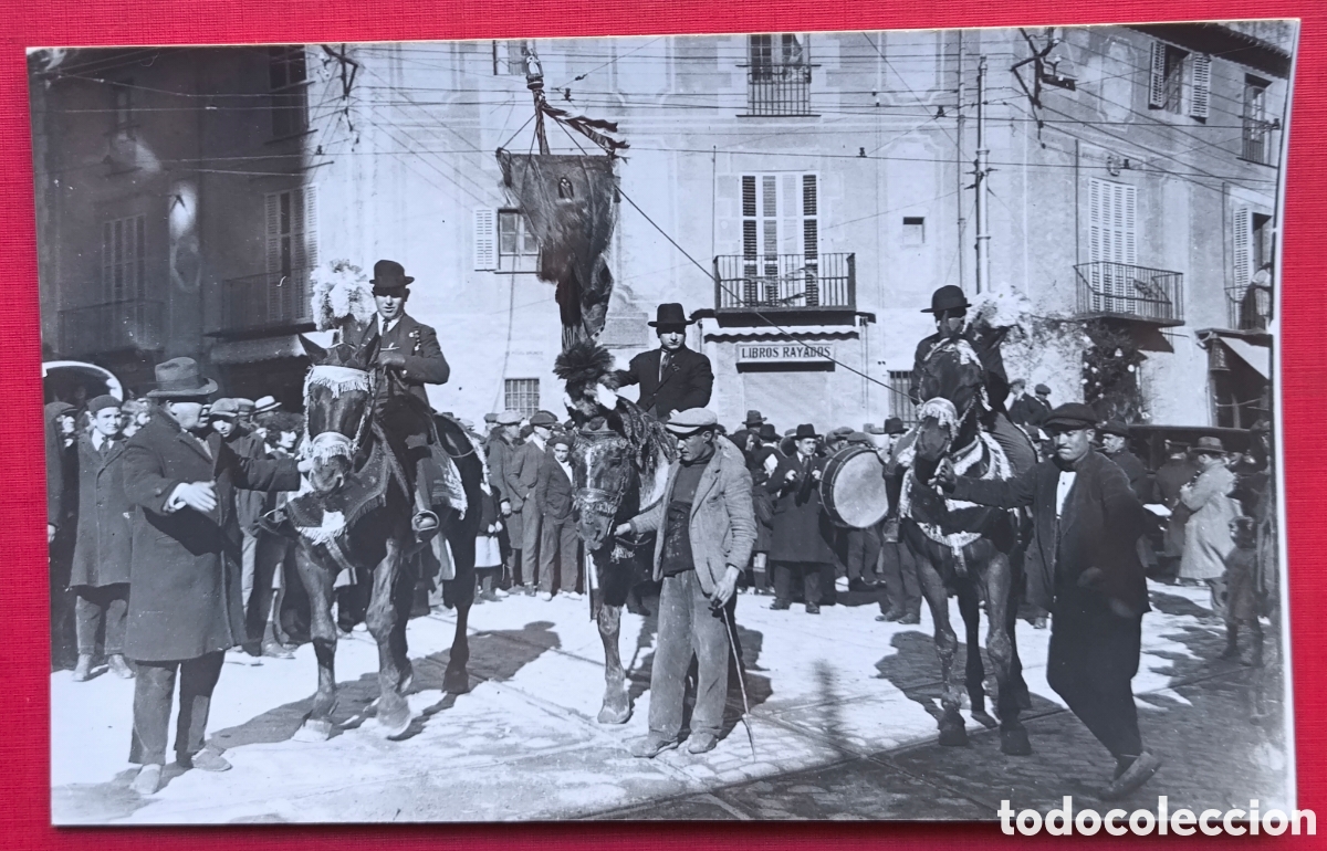 Postales: BARCELONA ELS TRES TOMBS FESTA SANT ANTONI POSTAL FOTOGR&Aacute;FICA ARXIU CUY&Aacute;S 1955 ?