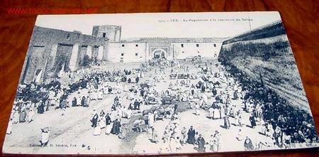 Postales: ANTIGUA POSTAL   DE FEZ - MARRUECOS - GENTE ESPERANDO AL SULTAN - Foto 1