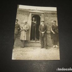Postales: CEUTA FOTOGRAFIA 11 X 8 CMTS SOLDADOS REGULARES MOROS EN CUARTEL GARITA CON VIAJEROS ALEMANES 1931 