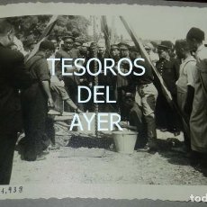 Postales: EXCEPCIONAL FOTOGRAFIA DE CEUTA, PLENA GUERRA CIVIL, 17 DE JULIO DE 1938, COLOCACION DE LA PRIMERA P. Lote 151068438