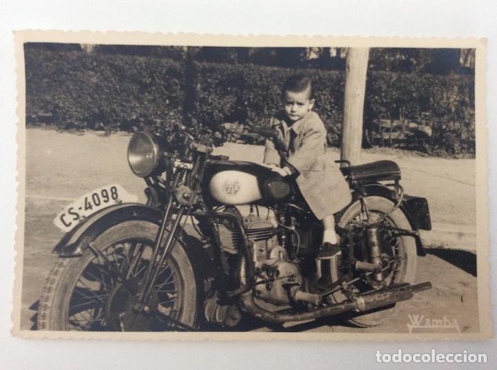 Postais: FOTOGRAF&Iacute;A FORMATO POSTAL MOTO CL&Aacute;SICA BELGA MARCA FN F.N. BELGICA FECHADA 1950 8&rsquo;5 x 13&rsquo;5 CMS.