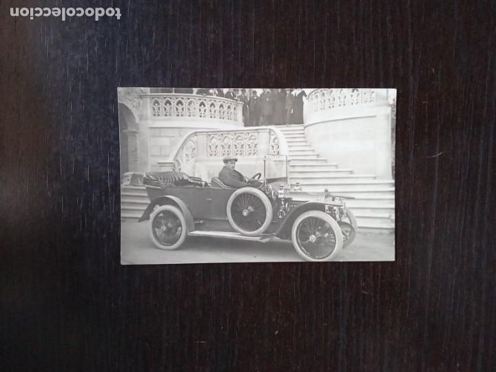 Postales: Postal con coche de &eacute;poca y escalinata. - Foto 1