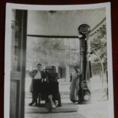 Postales: FOTOGRAFIA DE GASOLINERA EL CLAVILEÑO, POSIBLEMENTE EN MADRID, MOTO, AUTOMOVIL, AÑO 1920 APROX. MIDE. Lote 320054013
