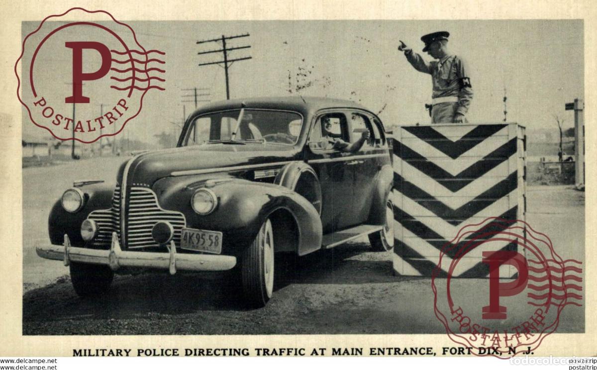Postales: BUICK SPECIAL SERIES SEDAN 1935 MILITARY POLICE DIRECTING TRAFFIC FORT DIX N J MAIN CARS COCHES Brya