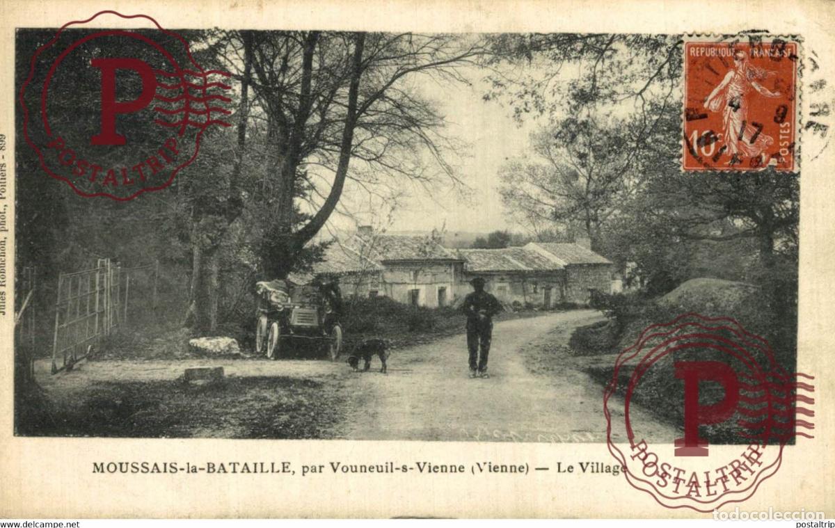 Cartes Postales: VOUNEUIL SUR VIENNE - Hameau de Moussais la Bataille Le Village Beau v&eacute;hicule Homme et son chien
