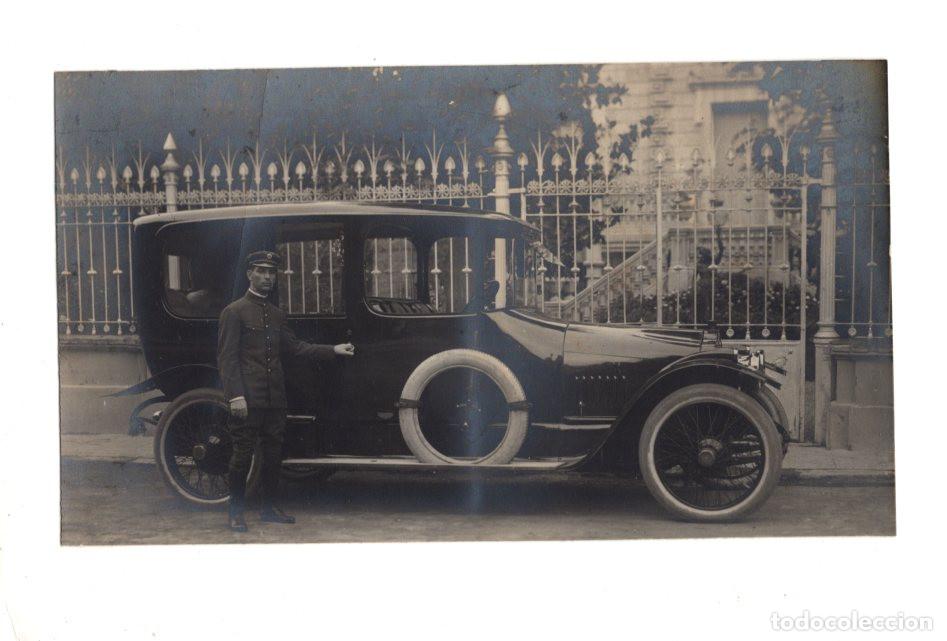 Postales: AUTOM&Oacute;VIL CL&Aacute;SICO, POSIBLEMENTE UN MERCEDES-BENZ , ACOMPA&Ntilde;ADO POR SU CHOFER. POSTAL FOTOGR&Aacute;FICA.