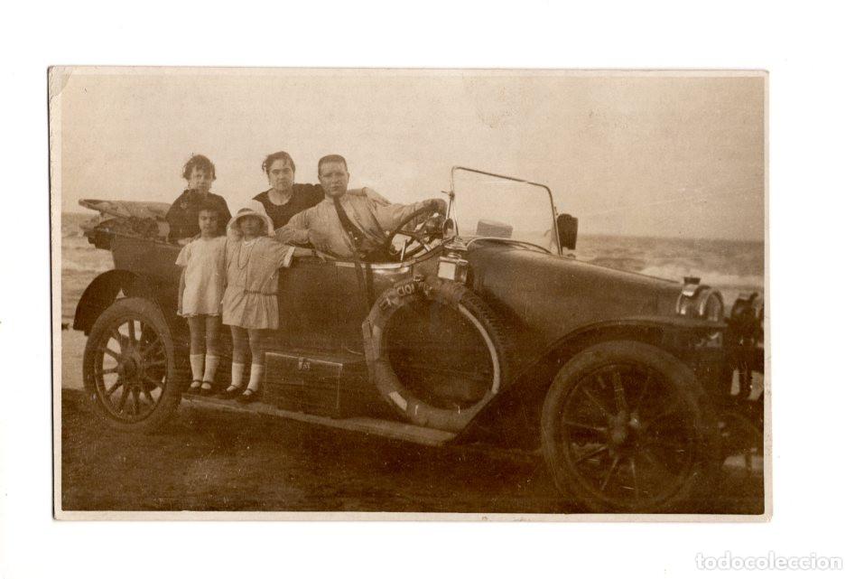 Postais: FAMILIA POSANDO EN UN AUTOM&Oacute;VIL ANTIGUO, POSIBLEMENTE UN FIAT TIPO ZERO TORPEDO. POSTAL FOTOGR&Aacute;FICA.