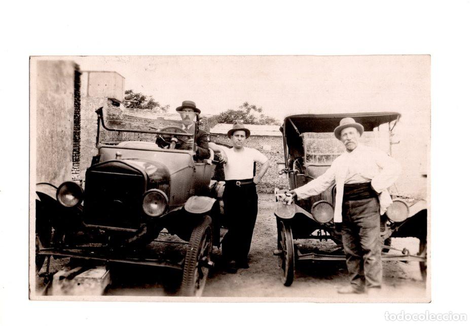 Postales: PERSONAS POSANDO CON AUTOM&Oacute;VILES CL&Aacute;SICOS, POSIBLEMENTE UN FORD MODELO T