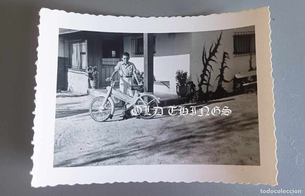 Postales: FOTOGRAFIA DE JOVEN CON CICLOMOTOR, MOTOCICLETA, A&Ntilde;OS 40, MIDE 10 X 7 CMS. CASA ROS.