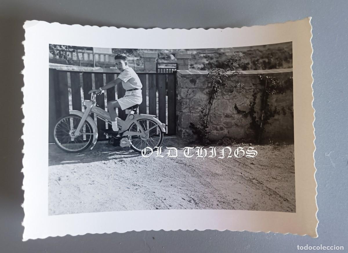Postales: FOTOGRAFIA DE JOVEN CON CICLOMOTOR, MOTOCICLETA, A&Ntilde;OS 40, MIDE 10 X 7 CMS. CASA ROS.