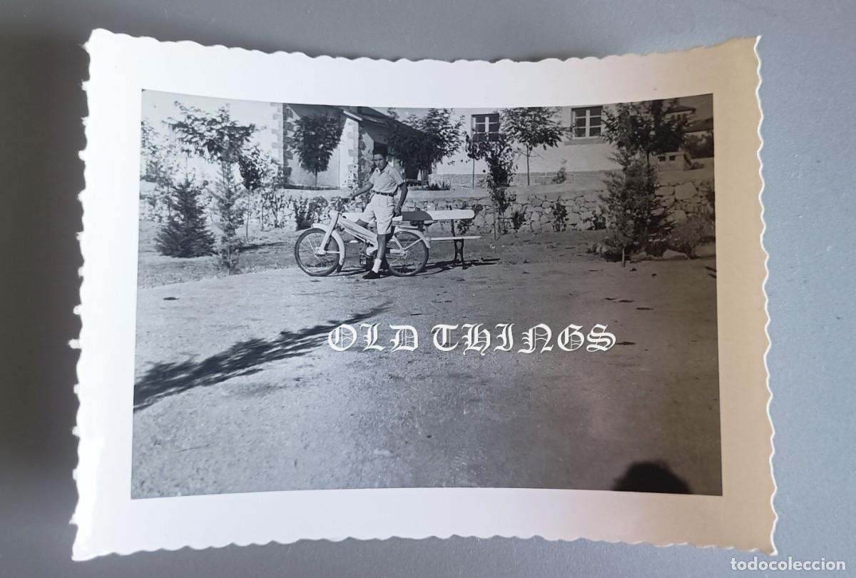 Postales: FOTOGRAFIA DE JOVEN CON CICLOMOTOR, MOTOCICLETA, A&Ntilde;OS 40, MIDE 10 X 7 CMS. CASA ROS.