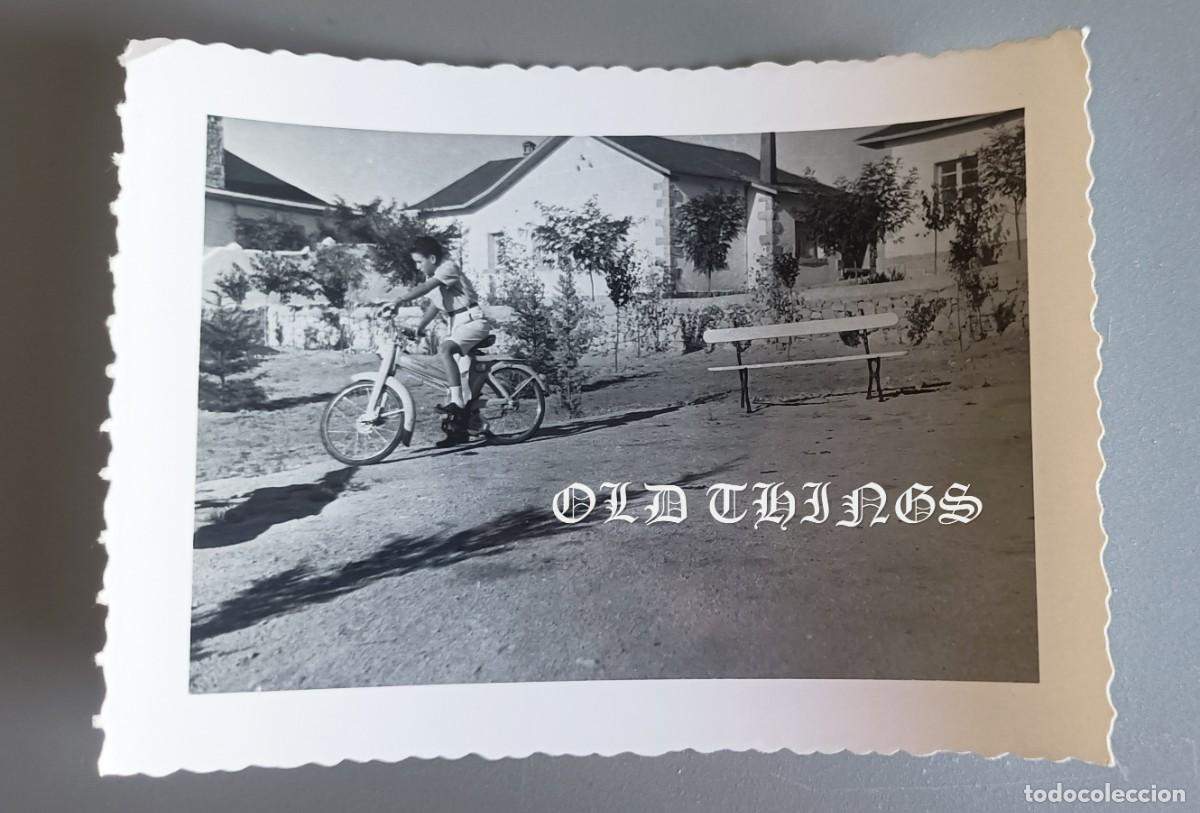 Postales: FOTOGRAFIA DE JOVEN CON CICLOMOTOR, MOTOCICLETA, A&Ntilde;OS 40, MIDE 10 X 7 CMS. CASA ROS.