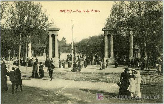 Postales: POSTAL MADRID PUERTA DEL RETIRO CON GENTE - Foto 1