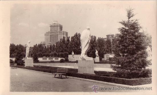 Postales: MADRID - DOMINGUEZ 93 - JARDINES DEL PALACIO Y EDIFICIO ESPA&Ntilde;A - Foto 1