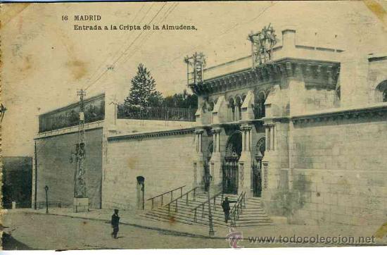Postales: Madrid. Entrada a la cripta de la Almudena - Foto 1