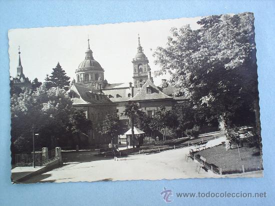Postales: EL ESCORIAL-N.9 PLAZA DA JACINTO BENAVENTE  CIRCULADA 1957