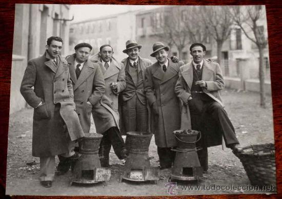 Postcards: ANTIGUA FOTOGRAFIA DE UN GRUPO DE AMIGOS EN UNA CALLE DE MADRID - A&Ntilde;OS 30 - MIDE 1 16 X 11 CMS.