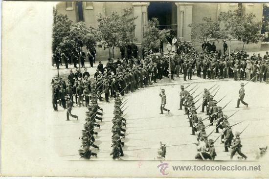 Postkarten: POSTAL FOTOGRAFICA ALFONSO XIII PRESIDIENDO UN DESFILE MILITAR