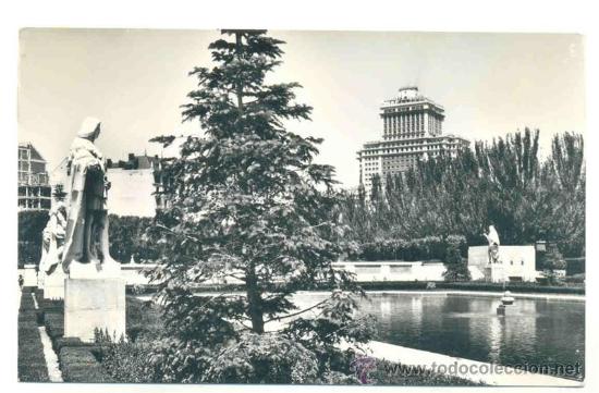 Postales: Madrid .. Jardines de Sabatini, al fondo edificio Espa&ntilde;a - Foto 1