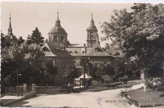 Postales: EL ESCORIAL (MADRID).- PLAZA DE JACINTO BENAVENTE