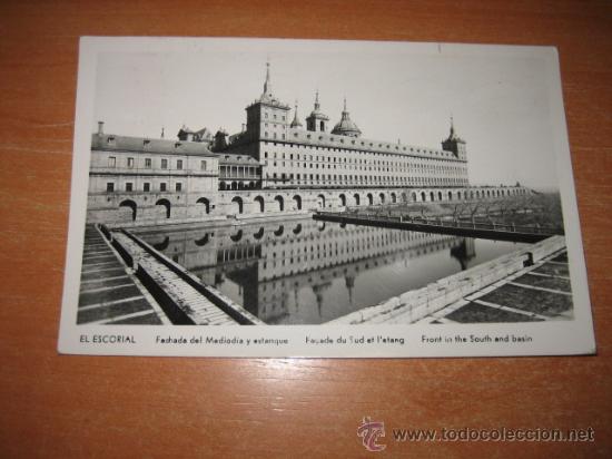 Postkarten: EL ESCORIAL  FACHADA DEL MEDIODIA Y ESTANQUE  CIRCULADA