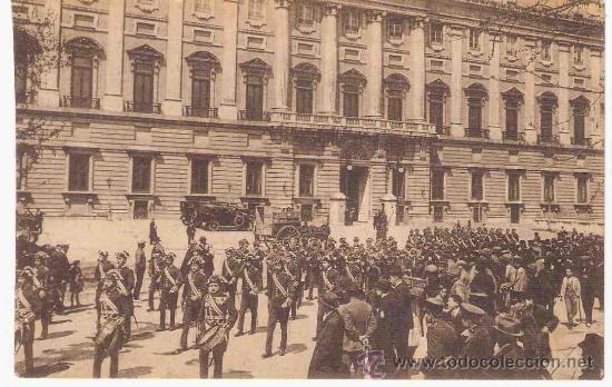 Postais: TARJETA POSTAL DE MADRID.196. PALACIO REAL. SALIDA DE LOS ALABARDEROS.