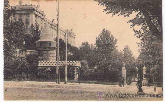 Postais: TARJETA POSTAL DE MADRID.PALACIO REAL ENTRADA AL CAMPO DEL MORO. HAUSER Y MENET.