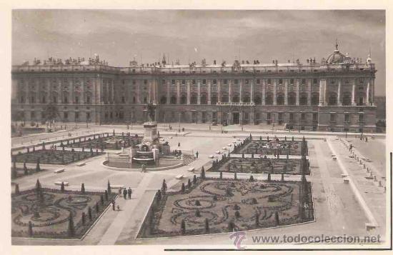 Postais: TARJETA POSTAL DE MADRID.111. PLAZA DE ORIENTE Y PALACIO NACIONAL. FOTO GARCIA GARRABELLA.
