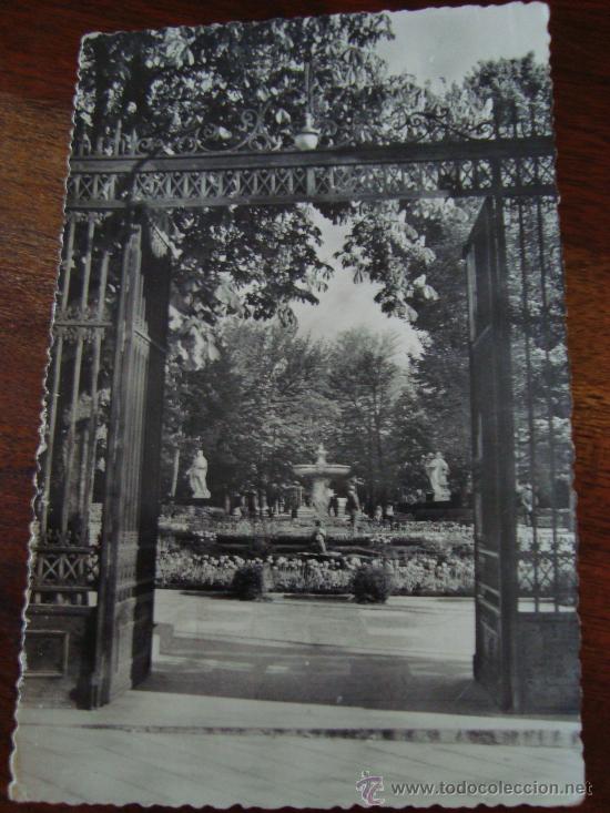 Postales: madrid parque del retiro puerta de hernani -circulada-. - Foto 1