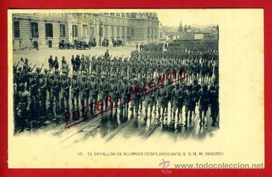 Postkarten: POSTAL, MILITAR, MILITARES,  EL BATALLON DE ALUMNOS DESFILANDO ANTE S.M.M.,  P78899