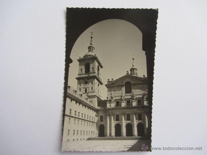 Postkarten: Postal fotogr&aacute;fica de El Escorial. Detalle del patio de los Reyes. Dominguez. Sin circular.
