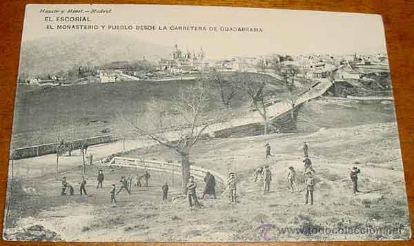 Postales: ANTIGUA POSTAL DE EL ESCORIAL . EL MONASTERIO Y PUEBLO DESDE LA CARRETERA DE GUADARRAMA.  HAUSER Y M