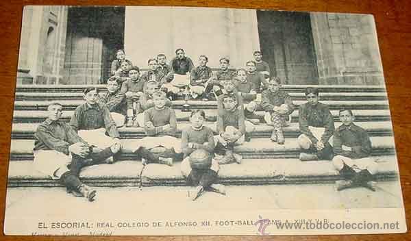 Postales: ANTIGUA POSTAL DE EL ESCORIAL . REAL COLEGIO DE ALFONSO XII, FOOT-BALL TEAMS A. XIII Y V.R. - HAUSER