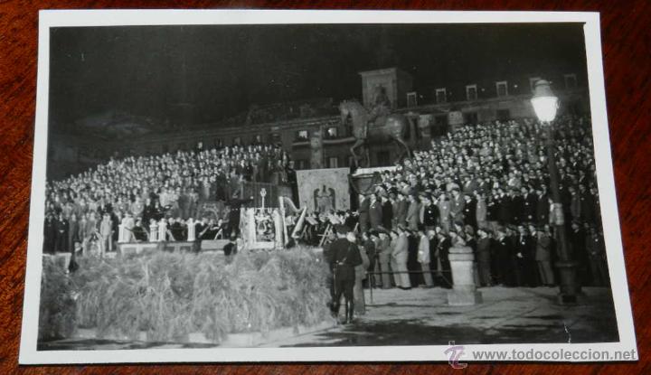 ANTIGUA FOTOGRAFIA DE MADRID, PLAZA MAYOR, COROS CLAVE, AÑO 1953, MIDE 18 X 12 CMS. (Postales - España - Comunidad de Madrid Antigua (hasta 1939))