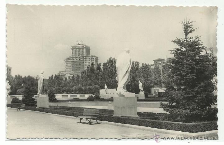 Postales: MADRID .- JARDINES DE PALACIO Y EDIFICIO ESPA&Ntilde;A .- FOTO DOMINGUEZ - Foto 1