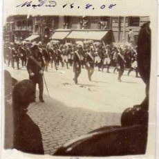 Postales: POSTAL FOTOGRÁFICA MADRID. DESFILE MILITAR Y DE PERSONALIDADES POR LA CALLE MAYOR ? 1908