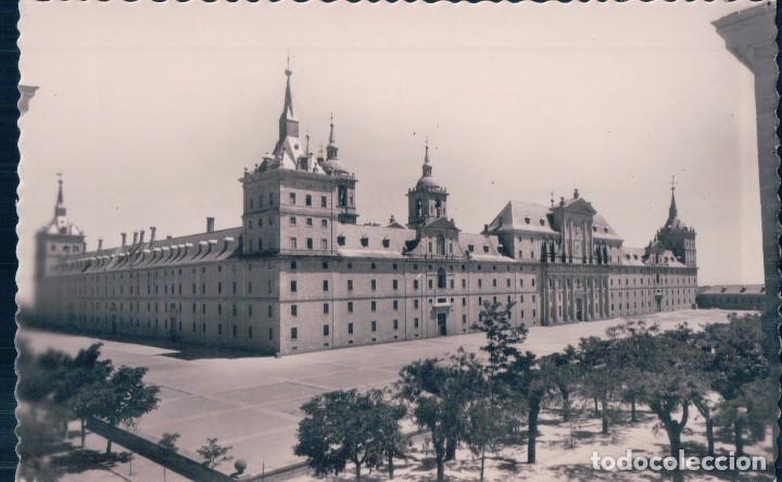 Postales: POSTAL EL ESCORIAL. FACHADAS NORTE Y PRINCIPAL DEL MONASTRIO. GARRABELLA. DOROTEA BRAVO.127