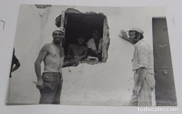 Postkarten: FOTOGRAFIA DE VECINOS DEL POZO DEL TIO RAIMUNDO, VALLECAS, construyendo una casa con pocos recursos.