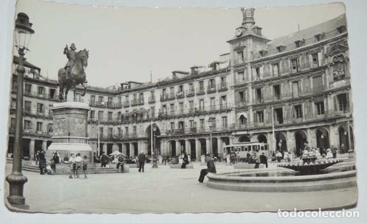 FOTO POSTAL DE MADRID. PLAZA MAYOR. ESTATUA ECUESTRE DE FELIPE III.TRANVIA, N. 11, ED. GARCÍA GARRAB (Postales - España - Comunidad de Madrid Antigua (hasta 1939))