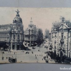 Postales: MADRID. ENTRADA A LA GRAN VÍA. ANIMADA CON CARROS Y TRANVÍAS.. Lote 99880819