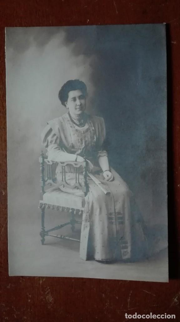 Postkarten: Postal mujer sentada muy principios del siglo 20
